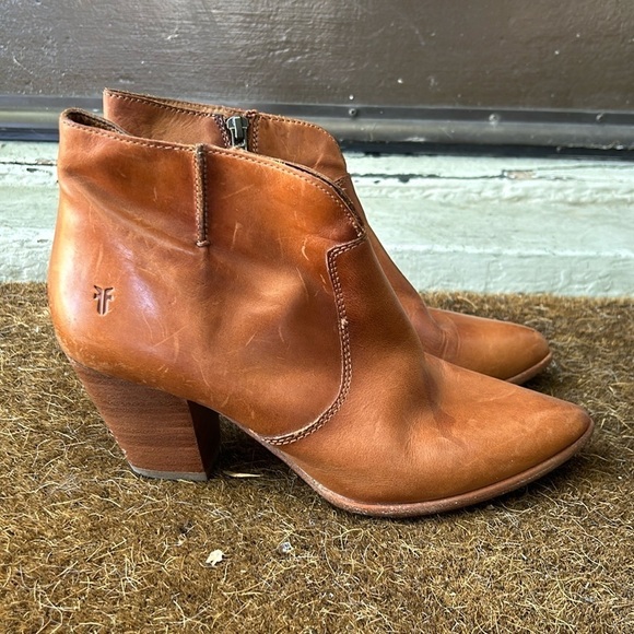 Frye Jennifer Pointed Toe Western Booties in Cognac Ankle Boots Sz 8.5 Bohemian - Picture 1 of 11